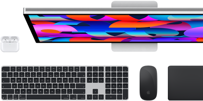 Auswahl an Zubehör und Geräten, darunter AirPods, Magic Keyboard mit Touch ID, Magic Mouse, Magic Trackpad, Studio Display