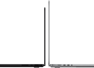 14" und 16" MacBook Pro Geräte stehen mit den Rückseiten zueinander, um den Größenunterschied und das schmale Profil zu verdeutlichen