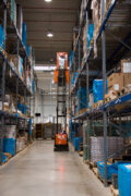 Hoch hinaus geht es für die Mitarbeiter im Logistikzentrum.