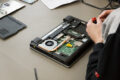 Der Kollege vom Lenovo-Service nimmt sich ein Notebook vor.