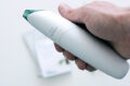 Der Philips Sonicare AirFloss liegt gut in der Hand.