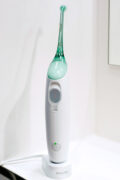 Optisch passt der Philips Sonicare AirFloss perfekt in mein Bad.