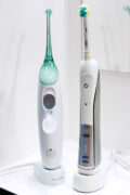 Im Vergleich: Philips Sonicare AirFloss und Braun Oral-B Triumph 5000.