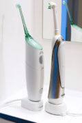 Im Vergleich: Philips Sonicare AirFloss und Braun Oral-B Triumph 5000.