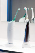 Im Vergleich: Philips Sonicare AirFloss und Braun Oral-B Triumph 5000.
