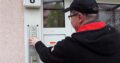 Jens sucht die richtige Klingel