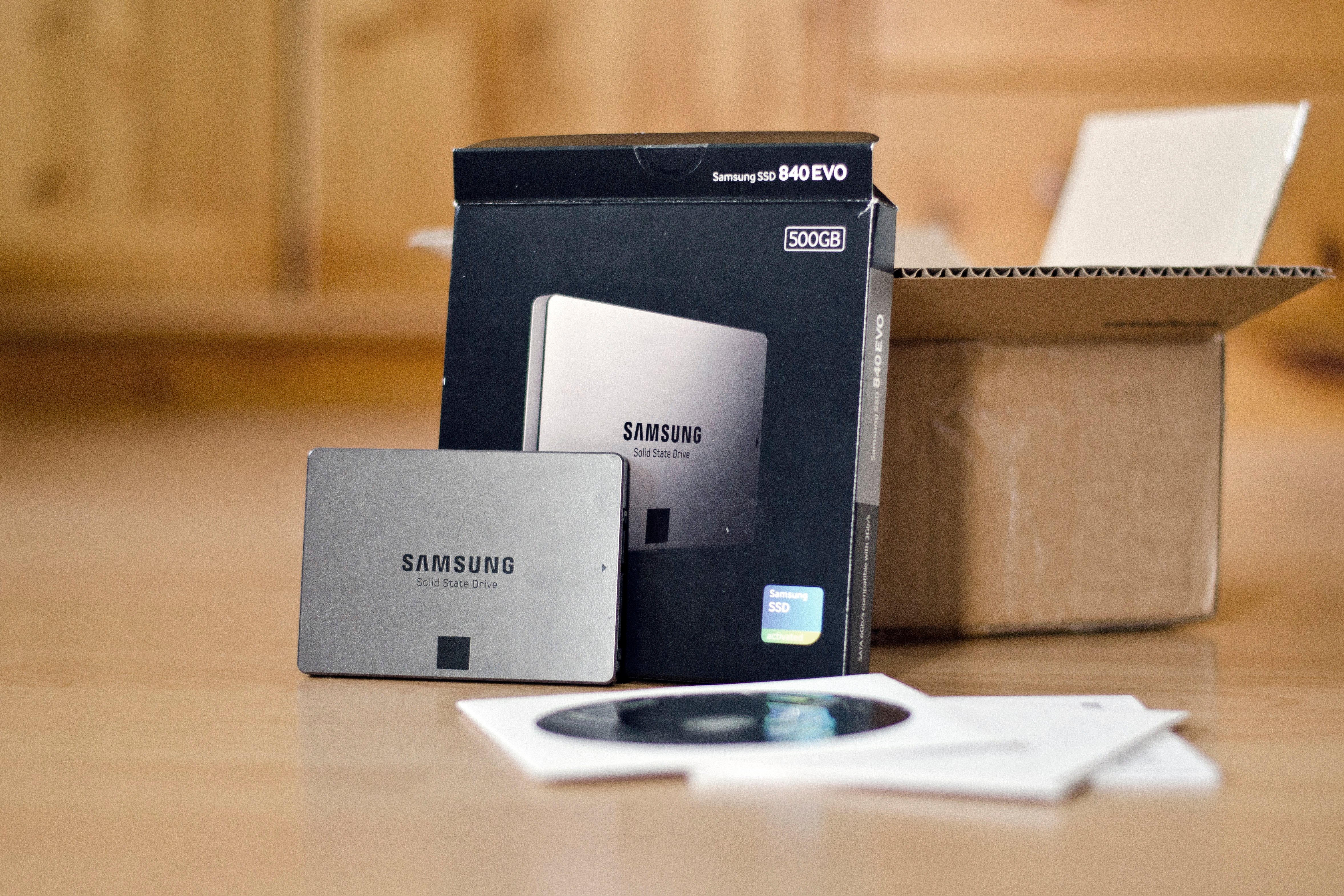 Ausgepackter Lieferumfang der Samsung Evo Festplatte
