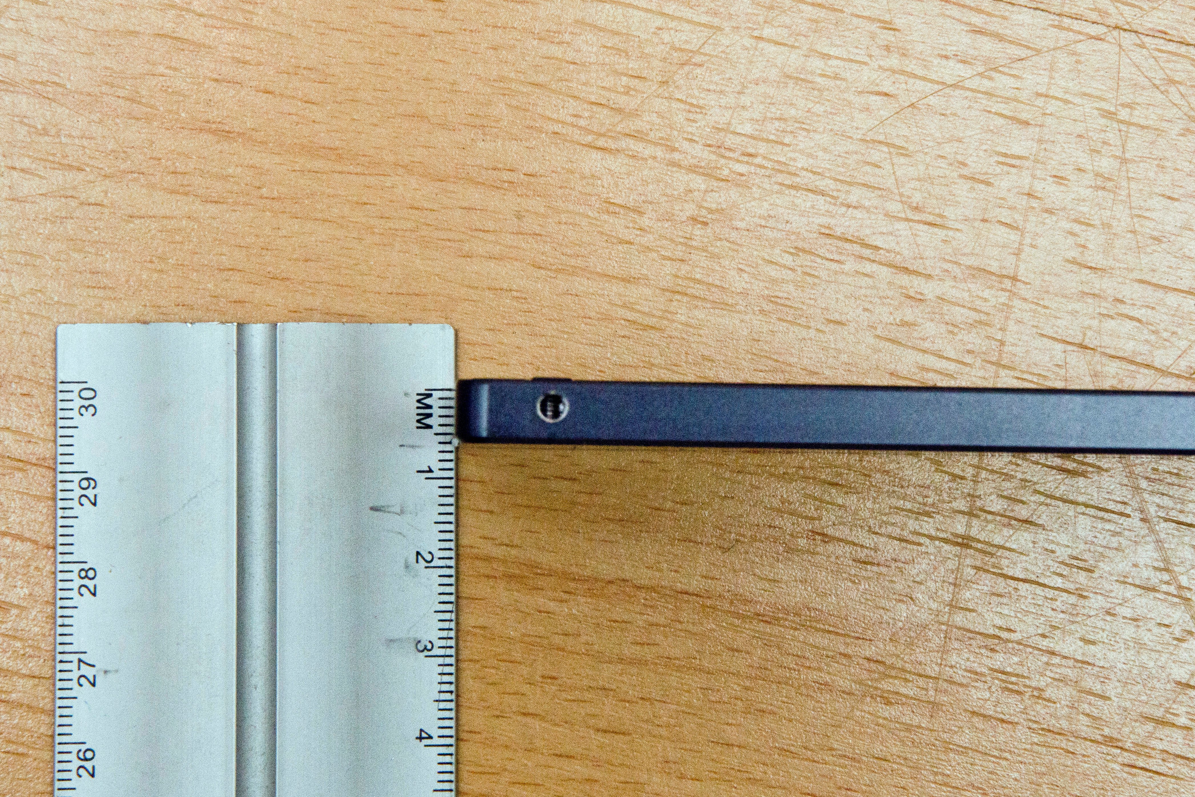 Samsung Evo Festplatte mit Linial, dass nur 7mm höhe anzeigt