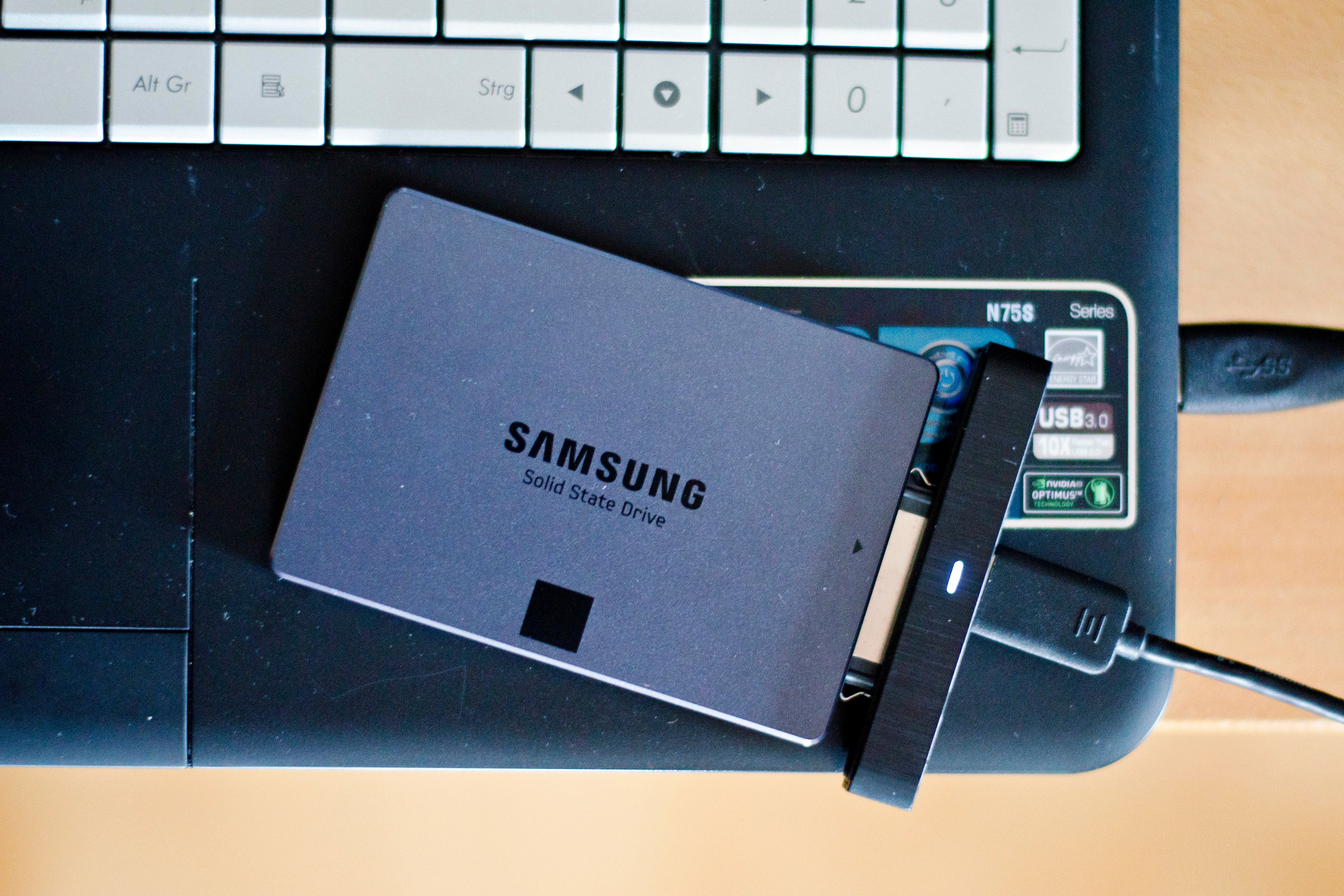 Samsung EVO Festplatte mit Adapter via USB an einem Laptop angeschlossen angeschlossen