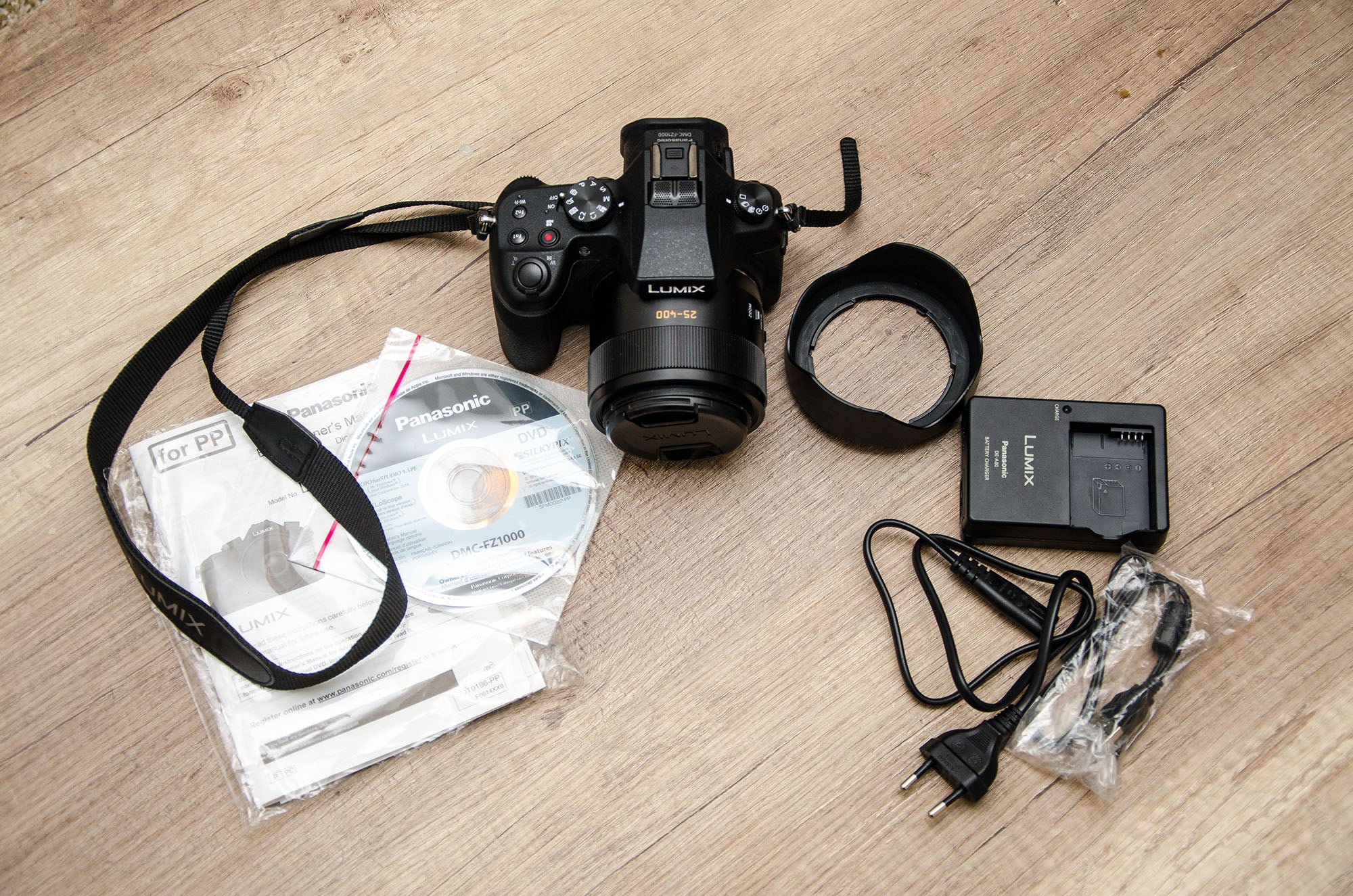 Packungsinhalt Lumix Kamera mit Zubehör