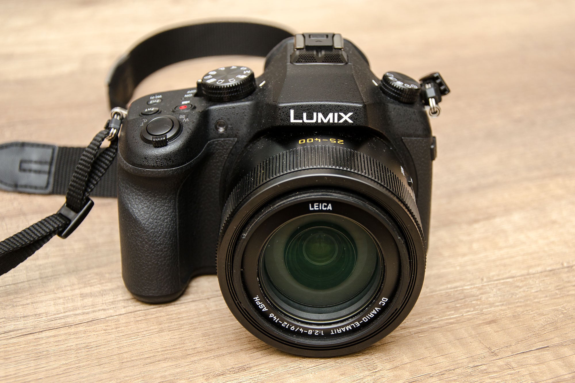 Lumix Kamera von Vorn auf Holztisch