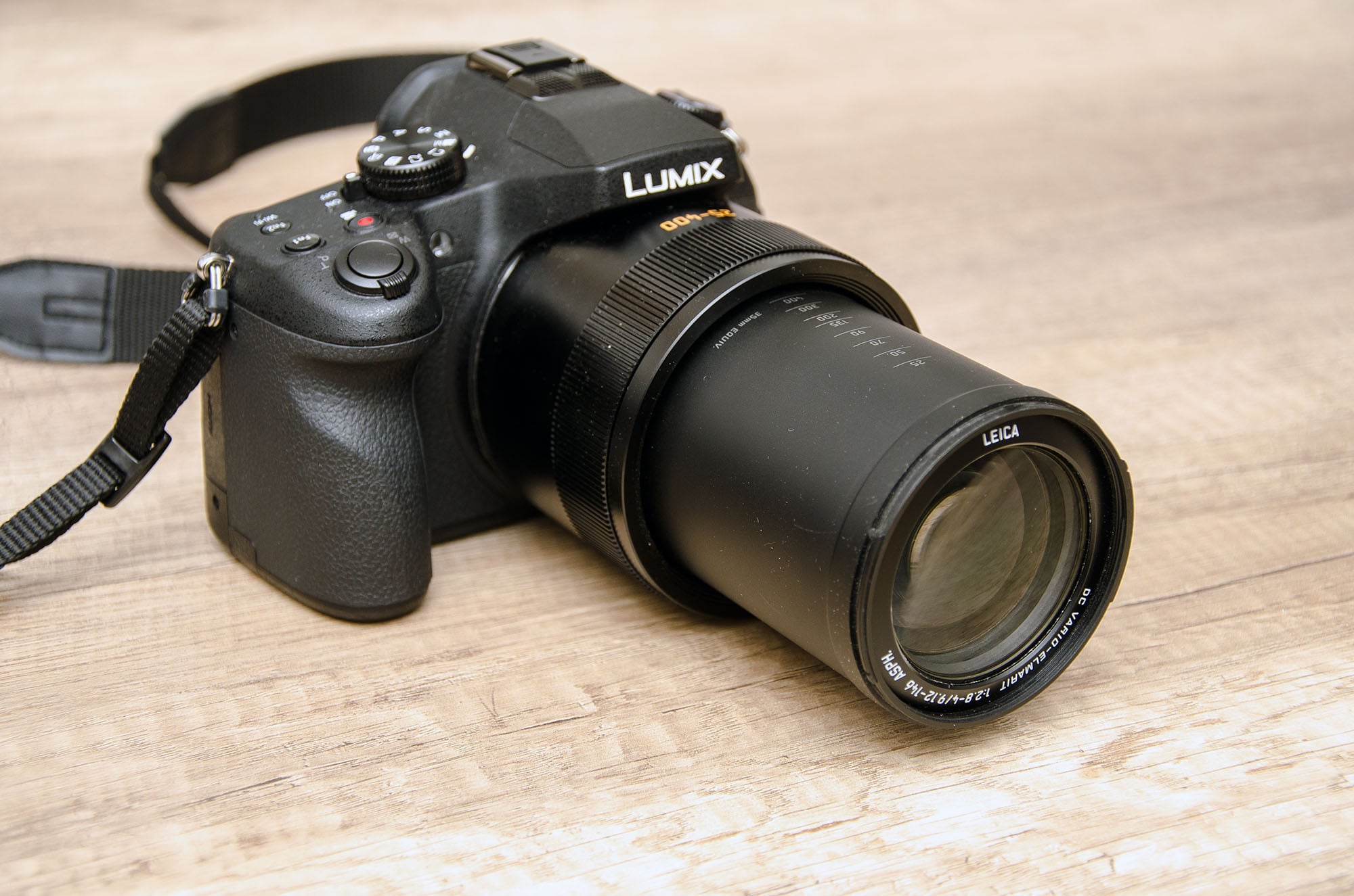 Lumix Kamera von der Seite mit ausgefahrendem Zoom