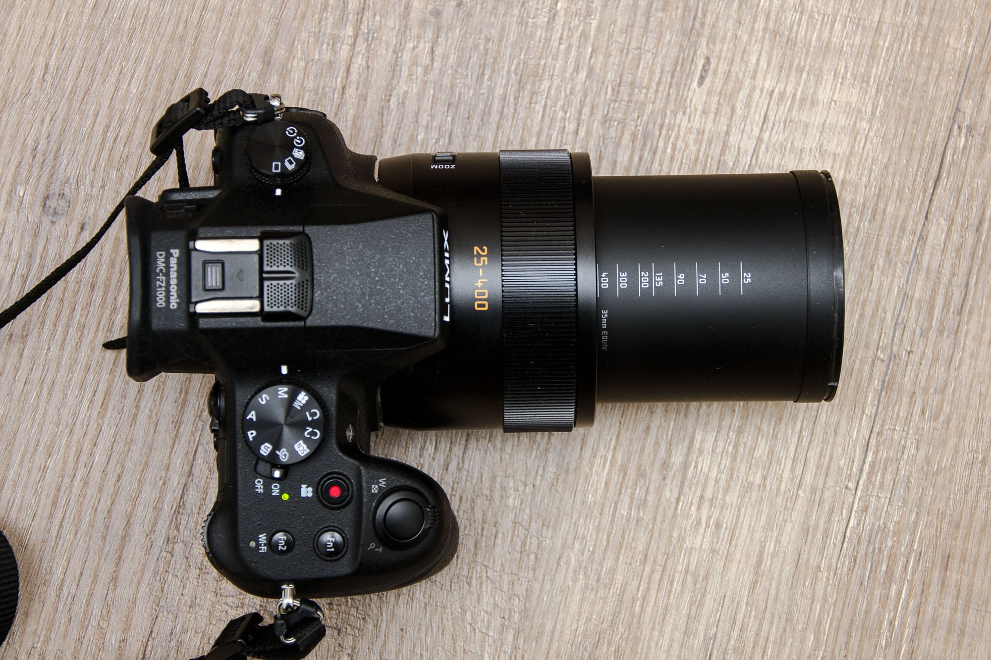 Lumix Kamera von Oben mit ausgefahrendem Objektiv in Maximalzoom