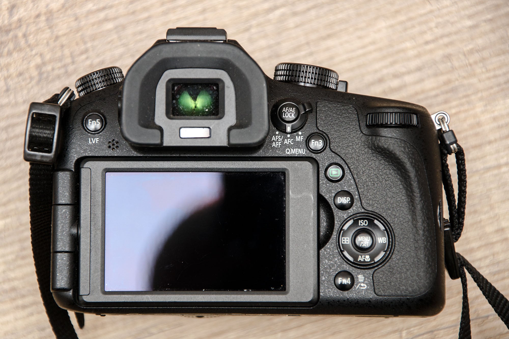 Lumix Rückseite mit Sucher und digitalem Display