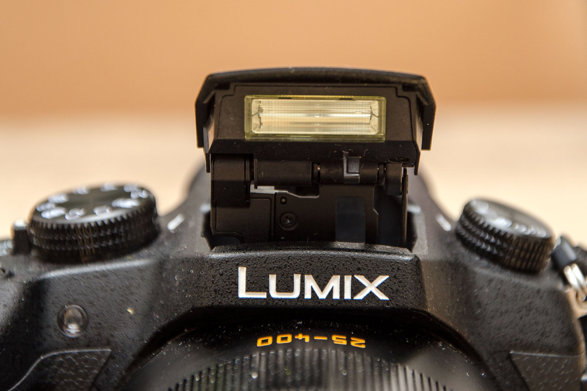 Offener Blitz an Lumix Kamera Nahaufnahme