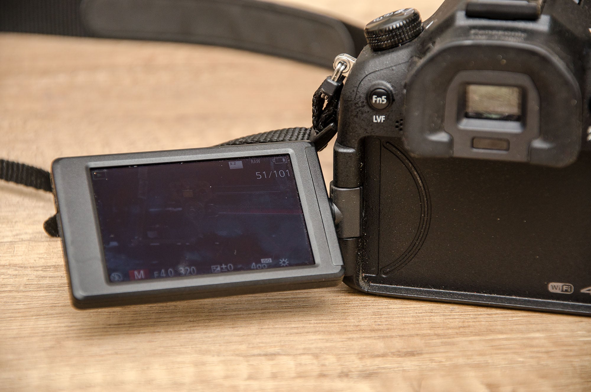 Lumix Kamera mit ausgeklappten Display