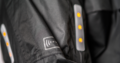 und gelbe LEDs mit Bewegungssensor an den Ärmeln.