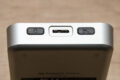 Power-Button, WLAN-Knopf & USB-Anschluss oben an der Platte
