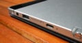 rechts finden sich Kopfhörerbuchse, USB-Port, Speicherkartenslot und USB-C-Port, der auch zum Aufladen dient (v.l.n.r.)