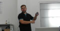 Trainer Chris zeigt eine Zentrale im Detail