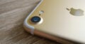 Die Kameralinse des iPhone 7 steht leider hervor.