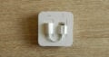 Nicht zu vergessen: Der wichtige Adapter von Lightning auf Klinke.