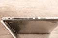 Power-Button, Kensington Lock, USB-Port, SD-Slot, Lautstärkewippe