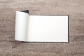 ... einen 20-seitigen Notizblock mit magnetischem Clip-Board ...