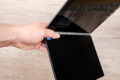 Das Yoga Book kommt mit beachtlich geringem Gewicht daher.