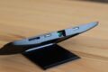 Vorne befinden sich die Linse, der Power-Button und der Schärfe-Regler