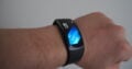 Das Display ist gewölbt, wodurch sich das Wearable gut an das Handgelenk schmiegt. 