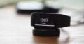 Aufgeladen wir das Samsung-Wearable mittels einer USB-Ladestation.