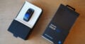 Der Lieferumfang: Smartwatch, Ladestation mit USB-Kabel & Kurzanleitung