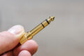 ... und ein Klinkenadapter in Gold.