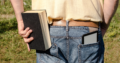 Ein E-Book-Reader ist deutlich kompakter als ein normales Buch oder Tablet.