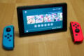 Die Nintendo Switch kann auf dem Tisch aufgestellt, ...