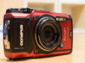 Die Olympus Tough TG-5 liegt sicher in der Hand.