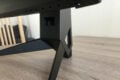 Die beiden Füße des Monitors sind aus Metall gefertigt.