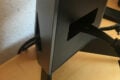 Die Kabel werden durch den Fuß des Bildschirms geführt.