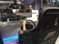 Kollegin Sarah beim Testen des 49-Zoll-Monitors von Samsung