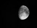 Bei maximaler Brennweite und etwas Bildausschnitt ist der Mond zum greifen nah.