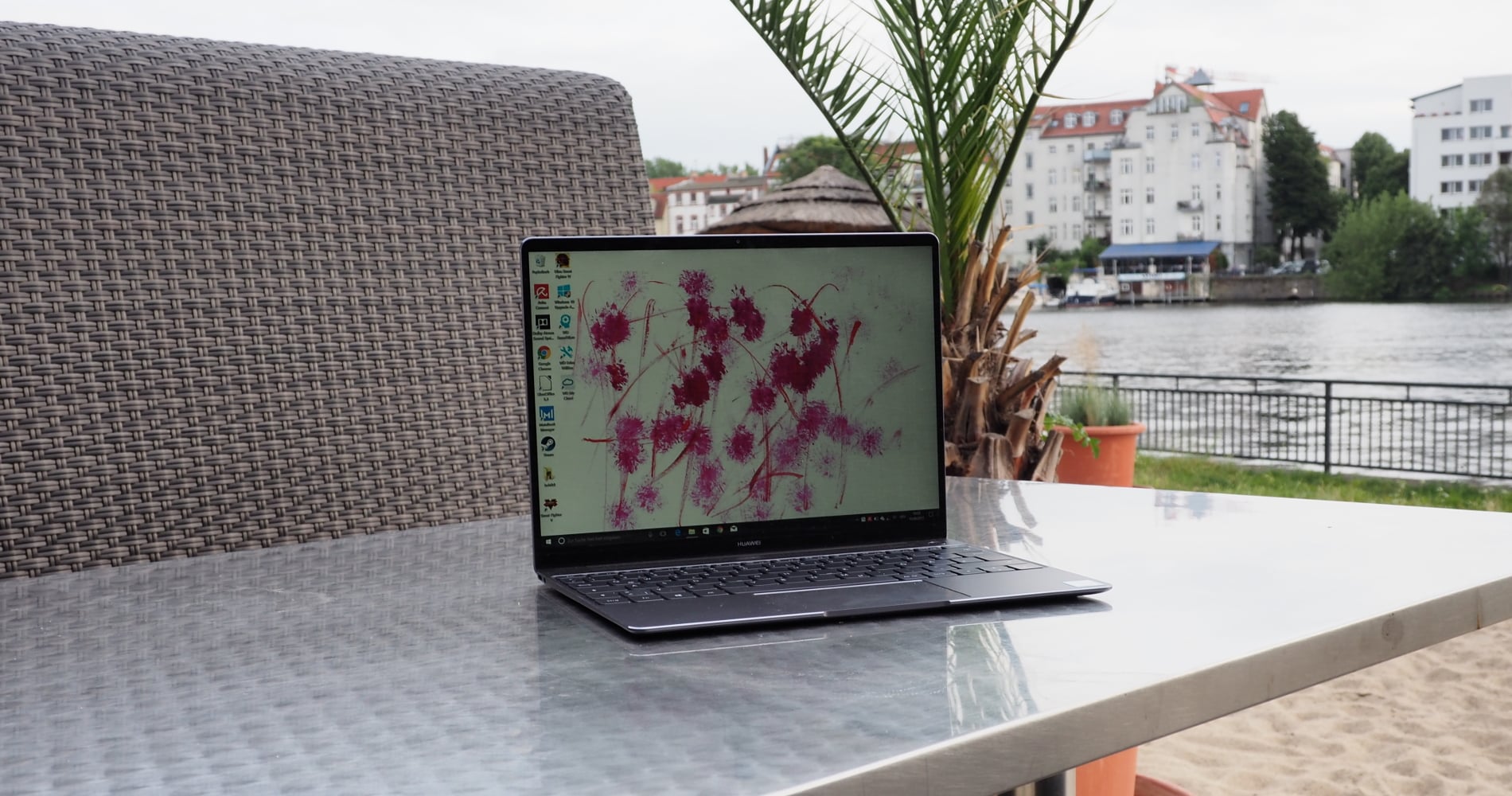 Huawei MateBook X aufgeklappt