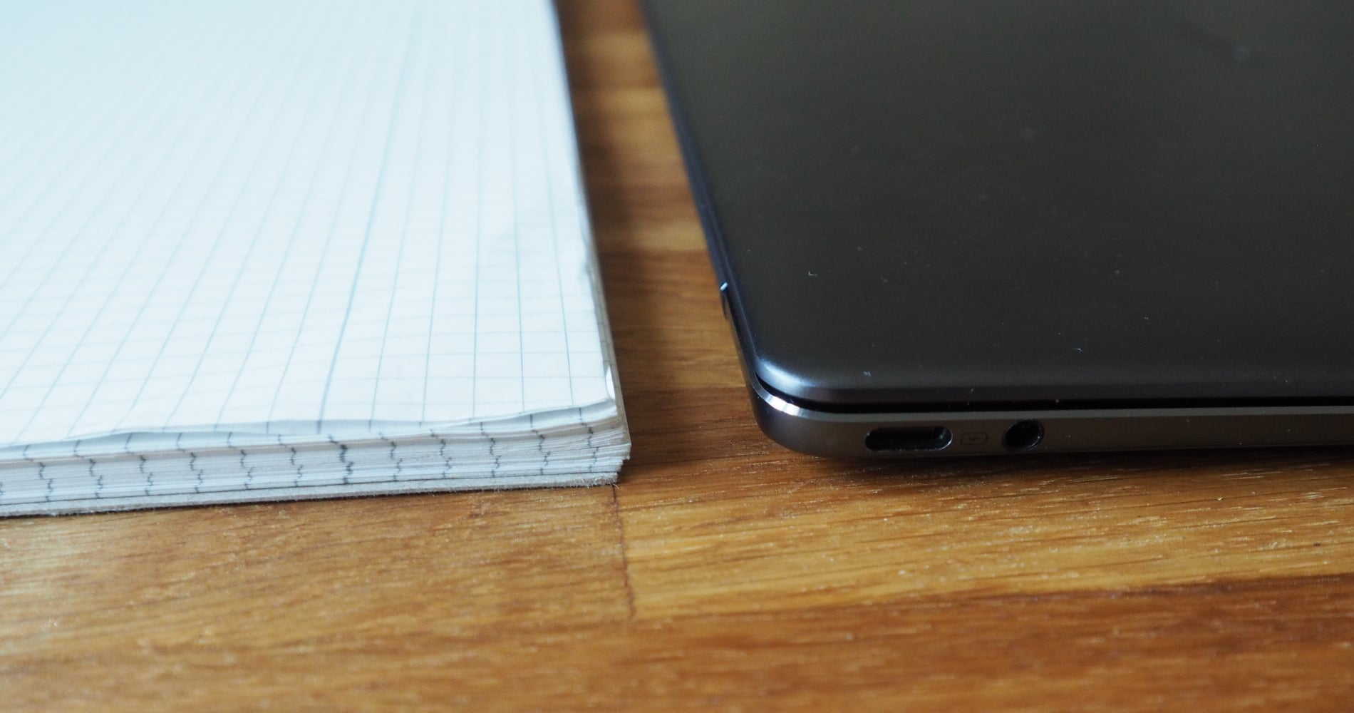 Huawei MateBook neben einem karrierten Block