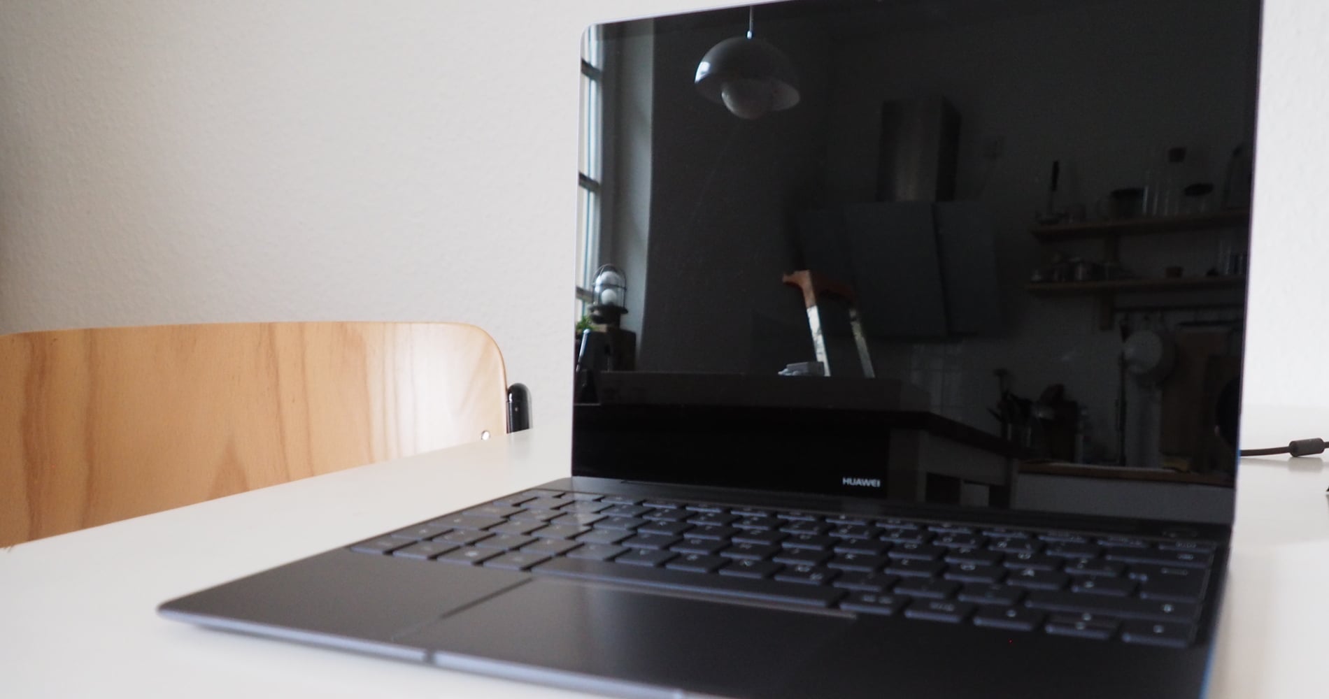 Ausgeschaltetes MateBook mit Spiegelung