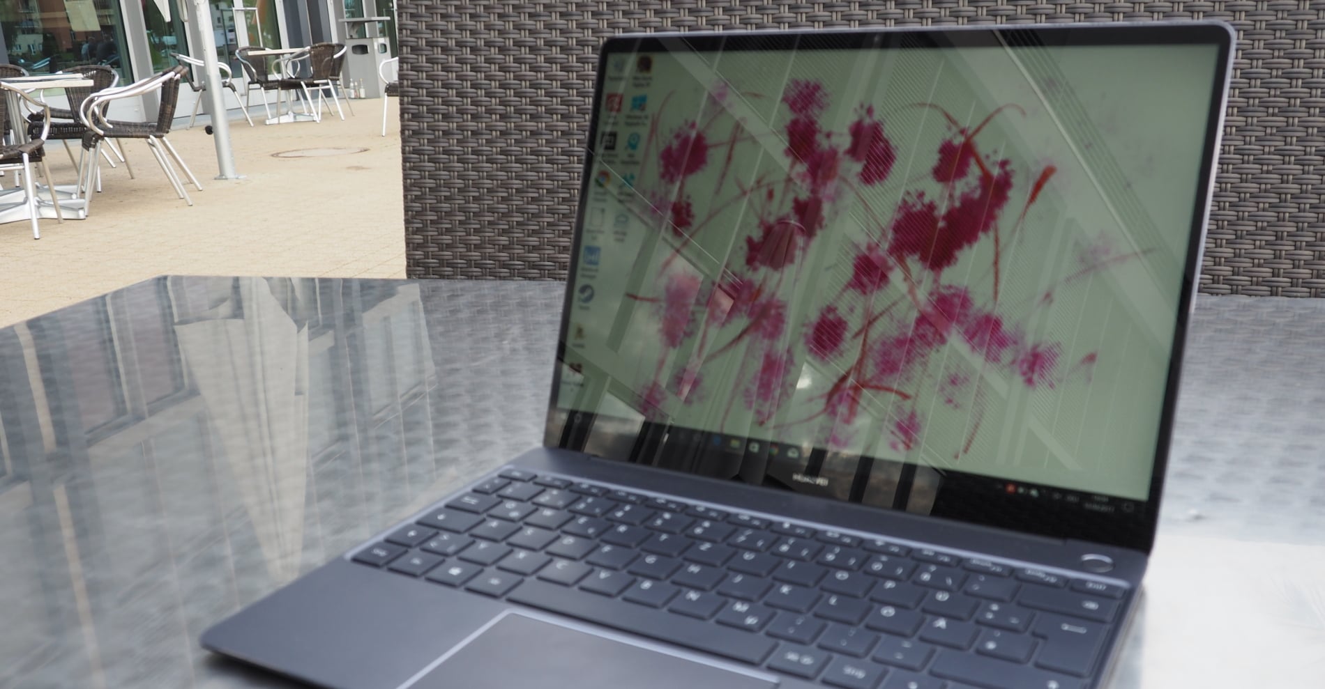 Angeschaltetes Huawei MateBook X mit Spiegelung