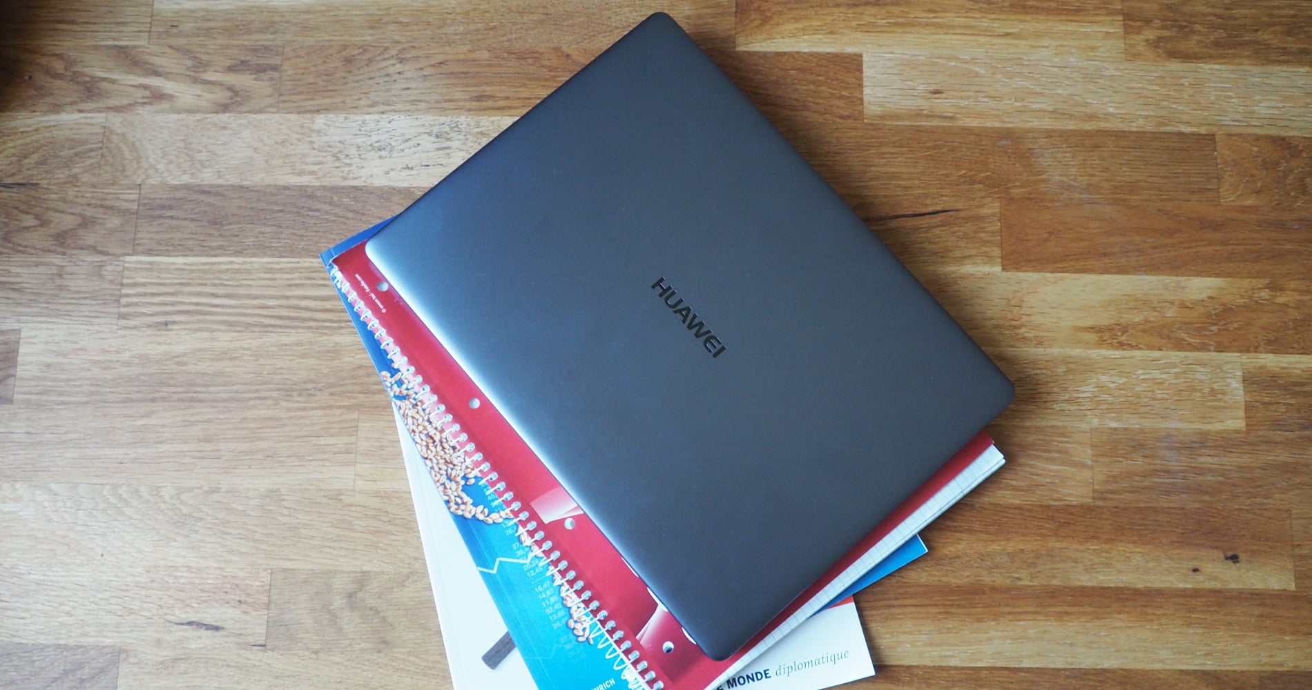 Huawei MateBook auf einem Stapel Hefte