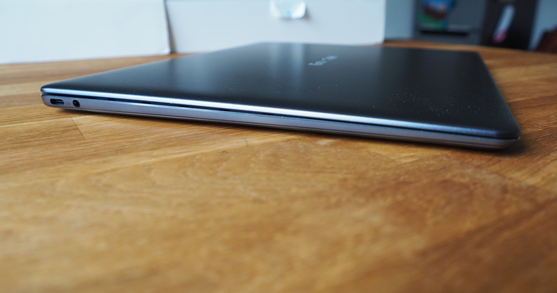 Huawei Mate Book von der Seite
