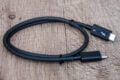 Ein Thunderbolt-Kabel ist auch im Zubehör enthalten.