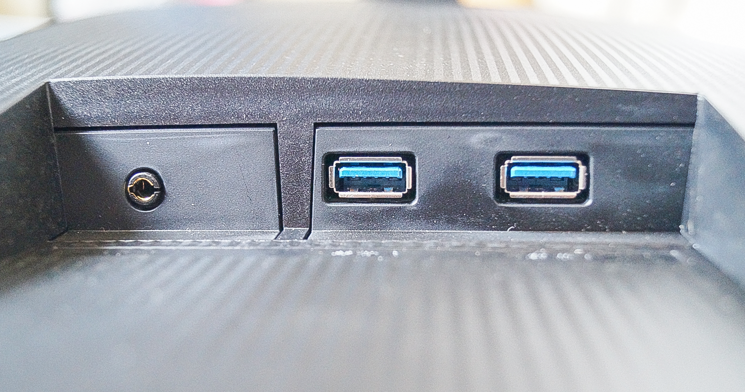 Seitlicher Kophörer-Ausgang und Schnelllade-USB-Ports