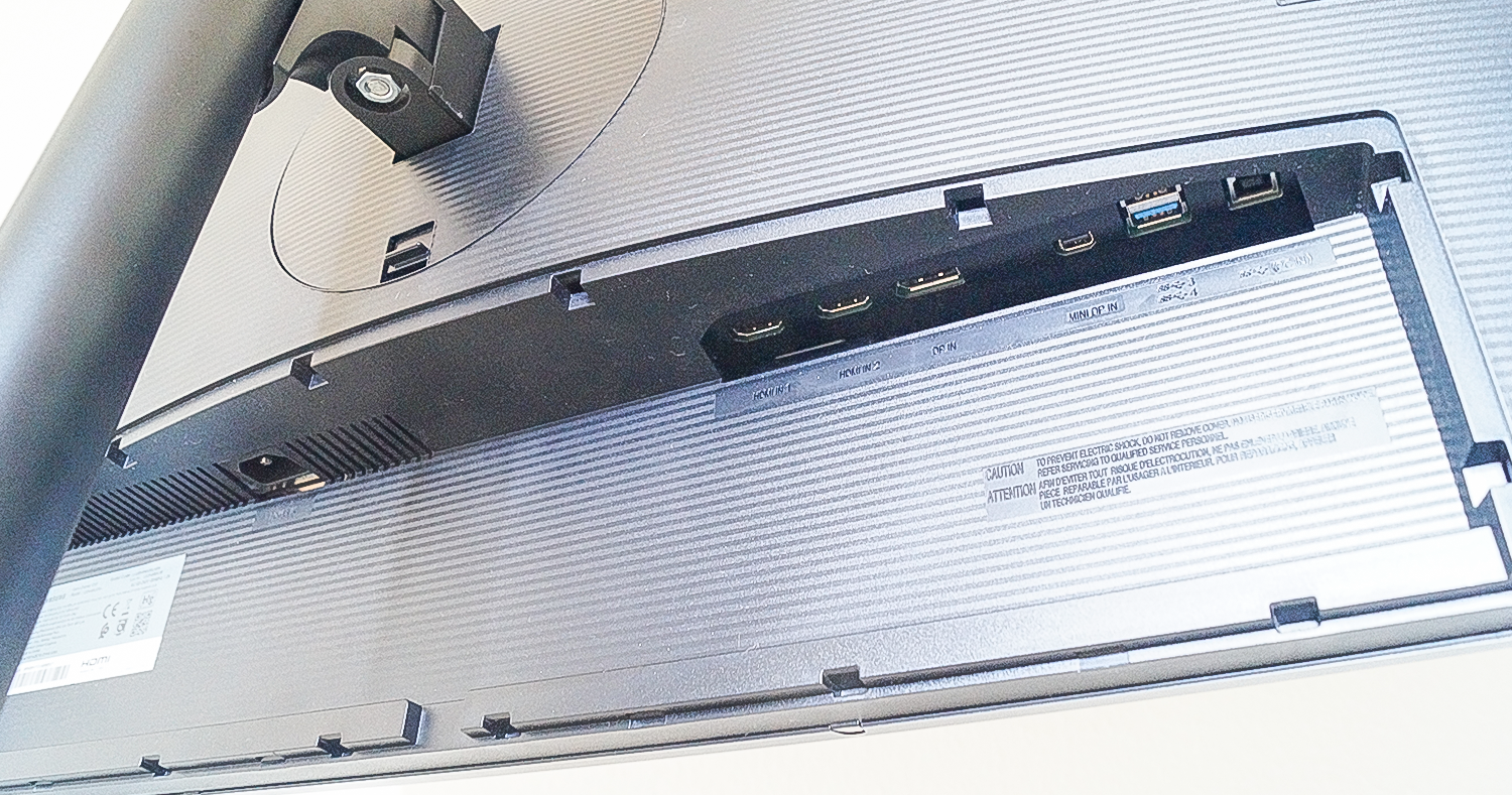 Aufgestellter Monitor, noch ohne Blende